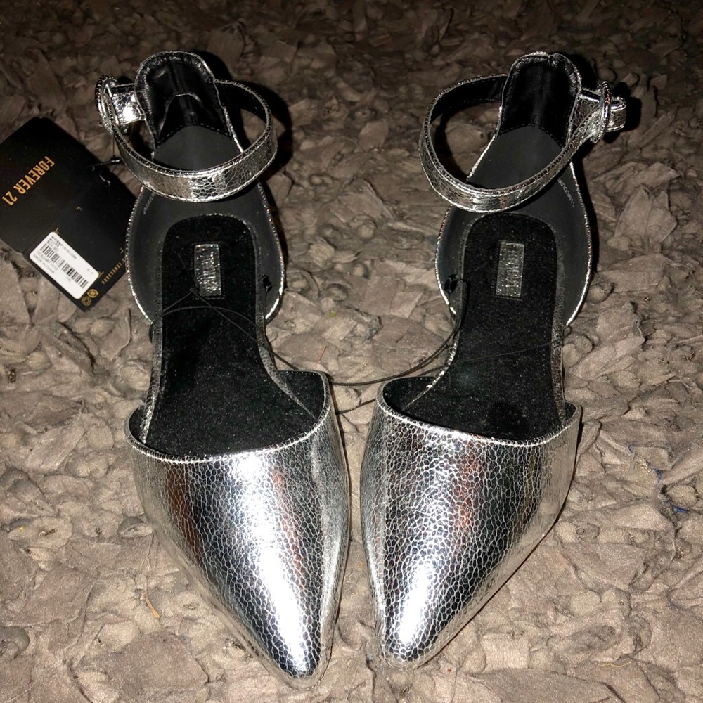 ✨Brand NEW🌟 Forever 21 Sliver Flats